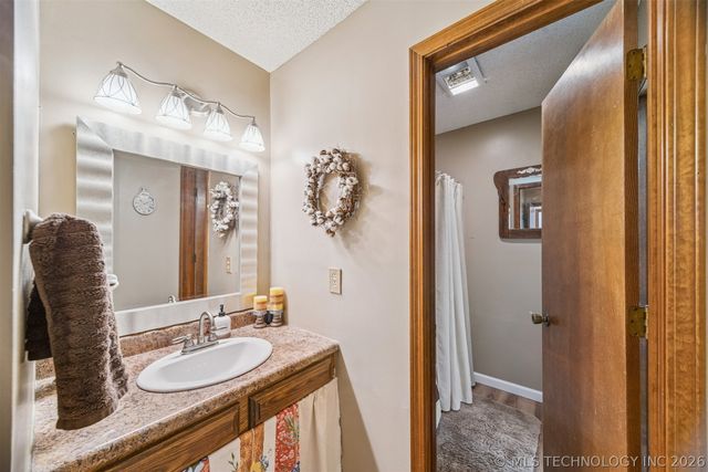 604 E Radcliff Avenue, Locust Grove, OK 74352