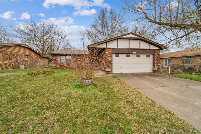 604 E Radcliff Avenue, Locust Grove, OK 74352