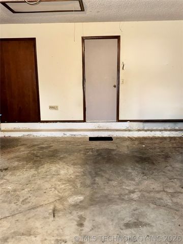 604 E Radcliff Avenue, Locust Grove, OK 74352