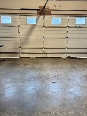 604 E Radcliff Avenue, Locust Grove, OK 74352