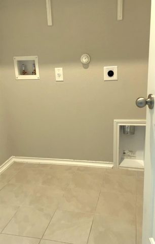 211 Pitkin DR, Lockhart, TX 78644