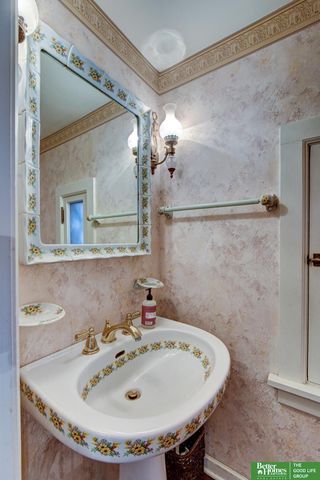 1720 N 52 Street, Omaha, NE 68104