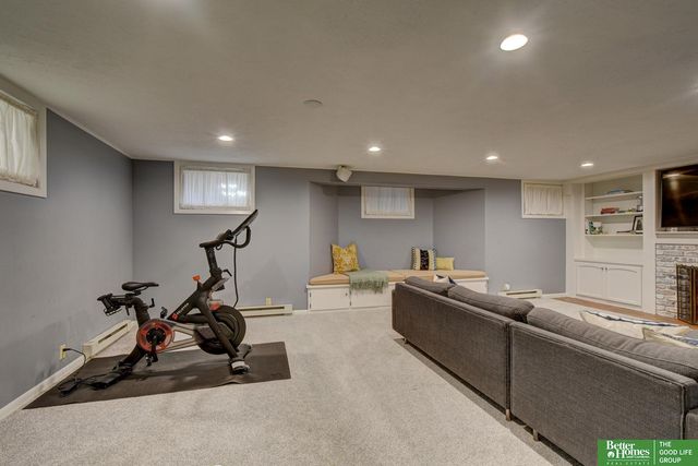 1720 N 52 Street, Omaha, NE 68104