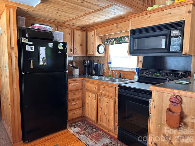 21 Bear Cub Drive, Spruce Pine, NC 28777