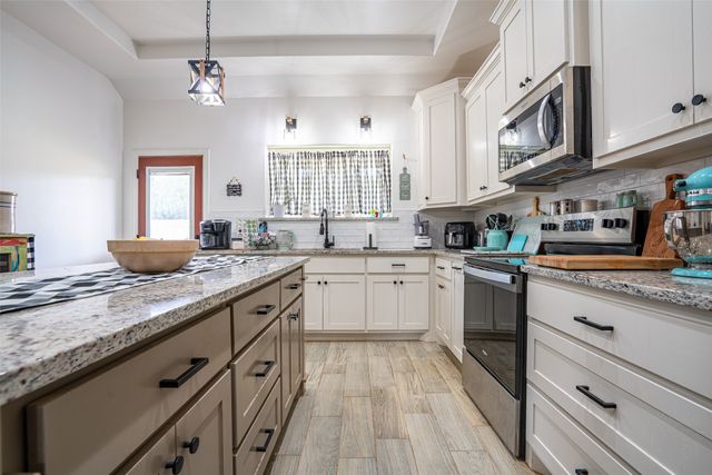 5900 S Lakeside Hills Court, Granbury, TX 76048