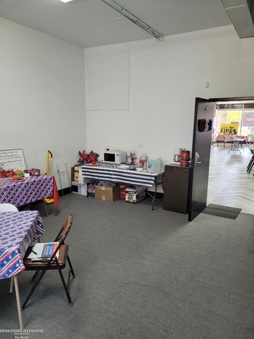 21155 Mack Avenue, Grosse Pointe Woods, MI 48236