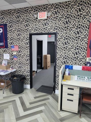 21155 Mack Avenue, Grosse Pointe Woods, MI 48236