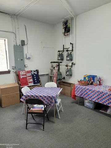 21155 Mack Avenue, Grosse Pointe Woods, MI 48236