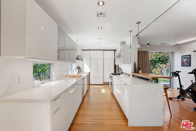 1666 S Curson Avenue, Los Angeles, CA 90019