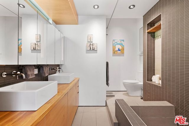 1666 S Curson Avenue, Los Angeles, CA 90019