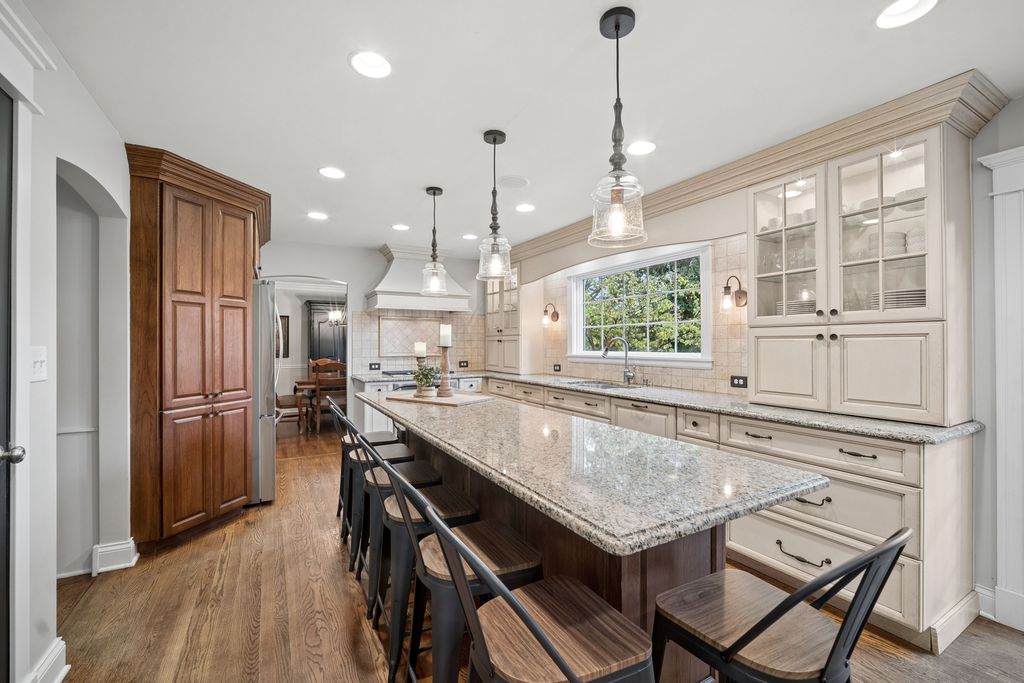 895 Ellynwood Drive, Glen Ellyn, IL 60137 — photo 2