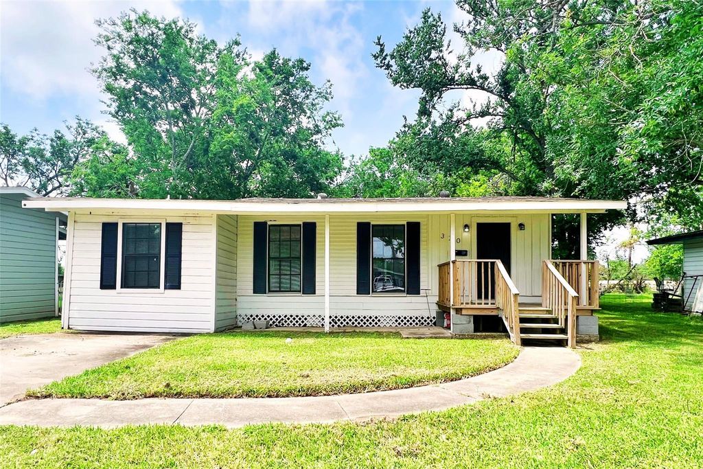 320 Azalea Street, Lake Jackson, TX 77566