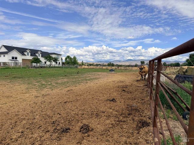 400 W Beacon Light Rd, Eagle, ID 83616