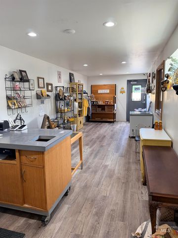 400 W Beacon Light Rd, Eagle, ID 83616