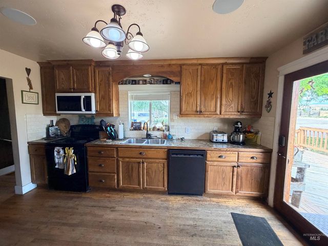 400 W Beacon Light Rd, Eagle, ID 83616