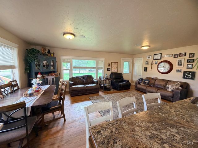 400 W Beacon Light Rd, Eagle, ID 83616