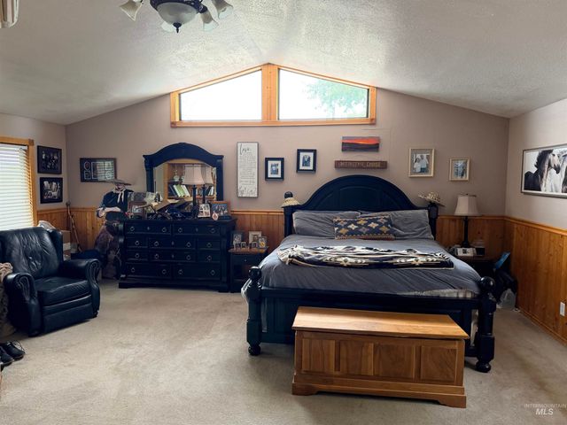 400 W Beacon Light Rd, Eagle, ID 83616