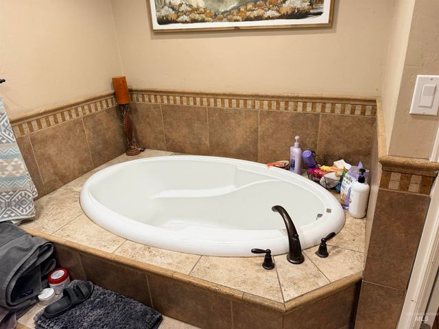400 W Beacon Light Rd, Eagle, ID 83616
