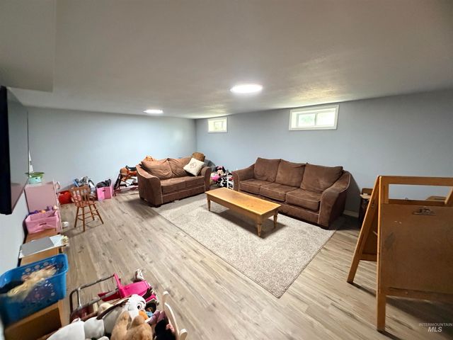400 W Beacon Light Rd, Eagle, ID 83616