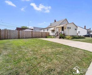1727 Sycamore Street, Wyandotte, MI 48192