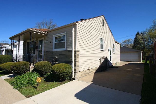 18905 Woodland Street, Harper Woods City, MI 48225