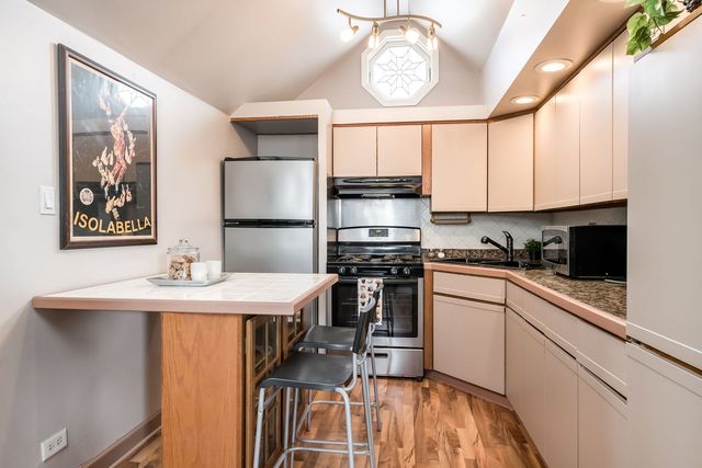 9439 Congress Park Avenue, Brookfield, IL 60513