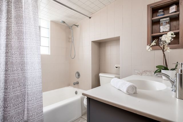 9439 Congress Park Avenue, Brookfield, IL 60513