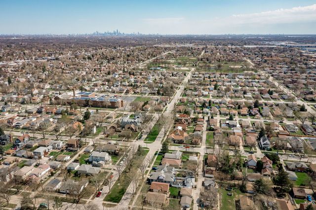 9439 Congress Park Avenue, Brookfield, IL 60513