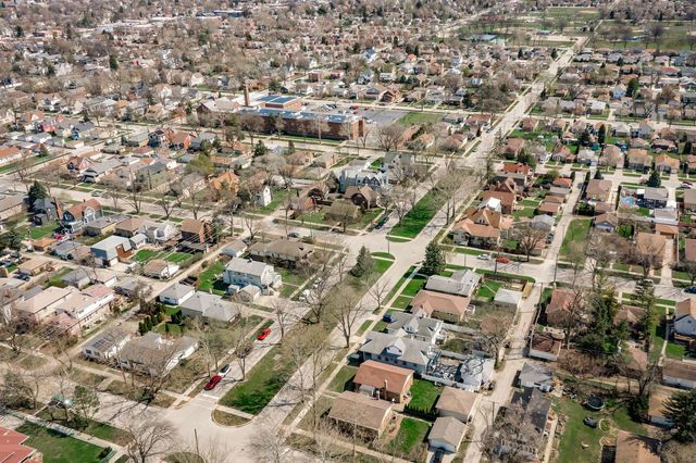 9439 Congress Park Avenue, Brookfield, IL 60513