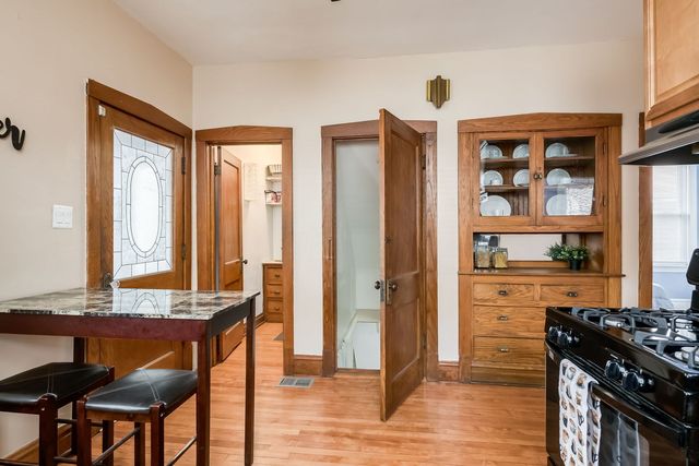 9439 Congress Park Avenue, Brookfield, IL 60513