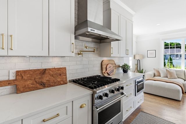 112 Farmington Cir, Agawam, MA 01030