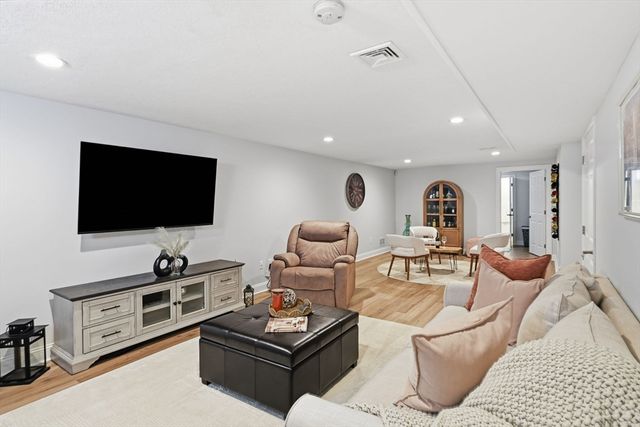 112 Farmington Cir, Agawam, MA 01030