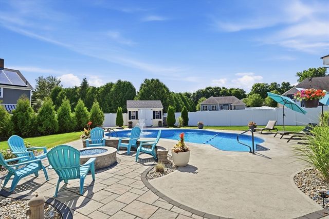 112 Farmington Cir, Agawam, MA 01030