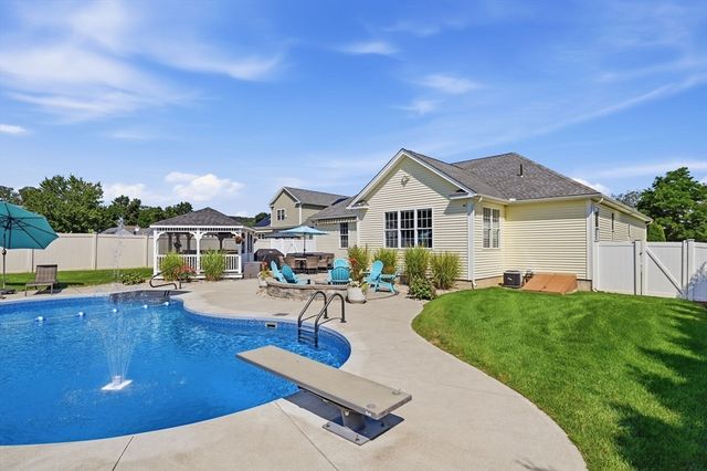 112 Farmington Cir, Agawam, MA 01030
