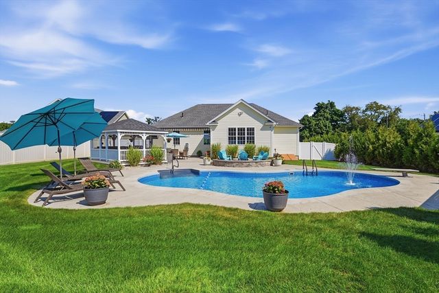112 Farmington Cir, Agawam, MA 01030