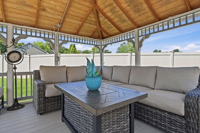 112 Farmington Cir, Agawam, MA 01030