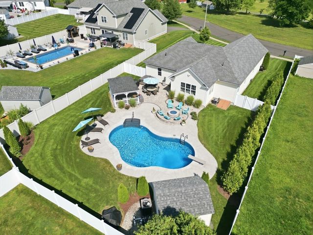 112 Farmington Cir, Agawam, MA 01030