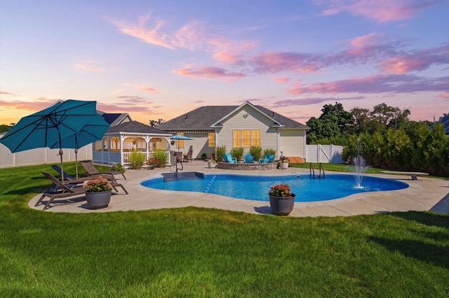 112 Farmington Cir, Agawam, MA 01030