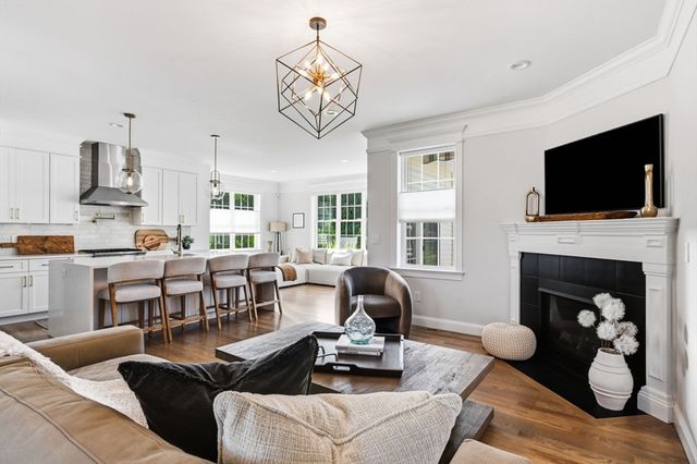 112 Farmington Cir, Agawam, MA 01030