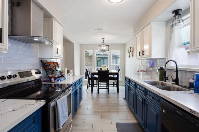 5206 Abercreek Avenue, Friendswood, TX 77546