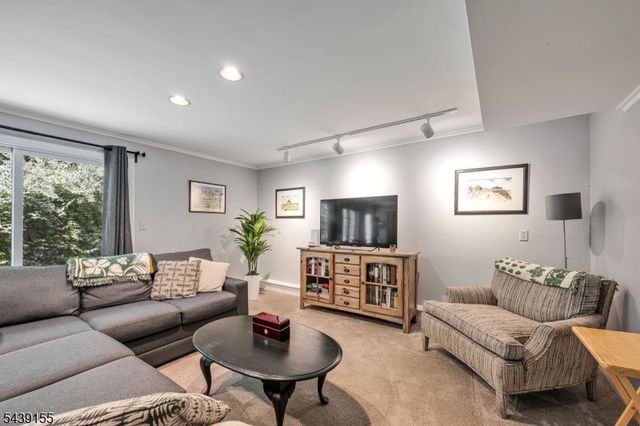 33 Runnymede Rd, Chatham Twp., NJ 07928
