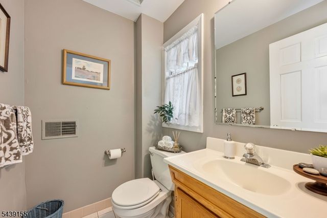 33 Runnymede Rd, Chatham Twp., NJ 07928