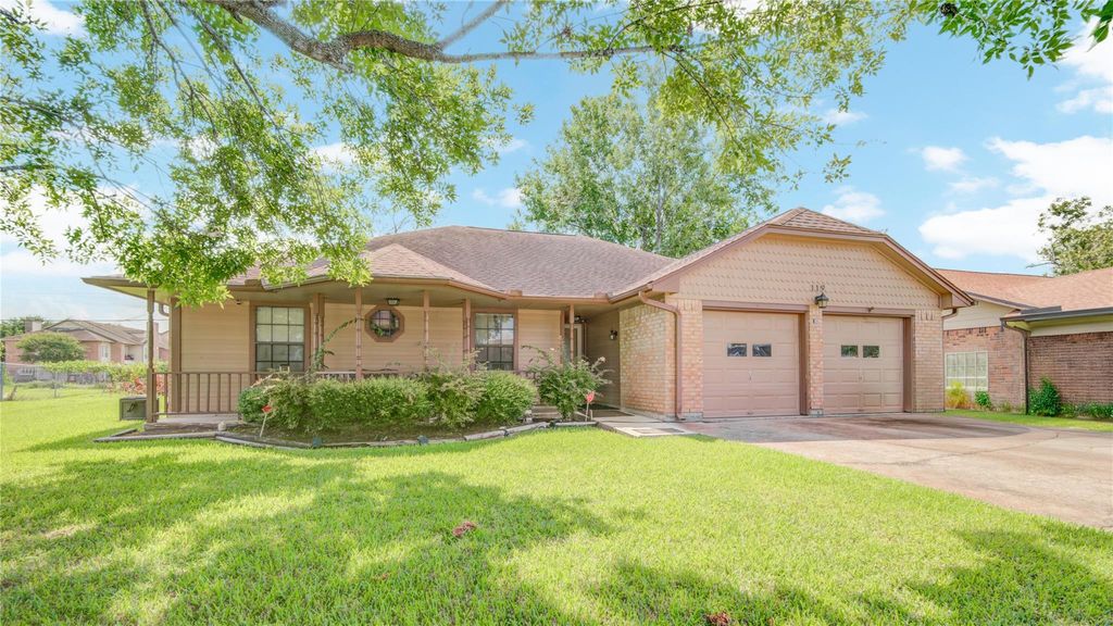 119 Basswood Street, Lake Jackson, TX 77566