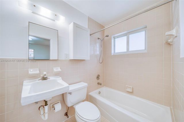 9557 SW 40th Ter 9557, Miami, FL 33165