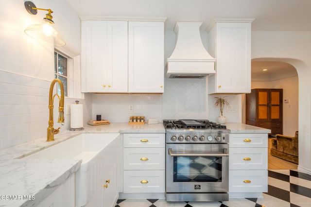 975 Loma Vista Place, Santa Paula, CA 93060