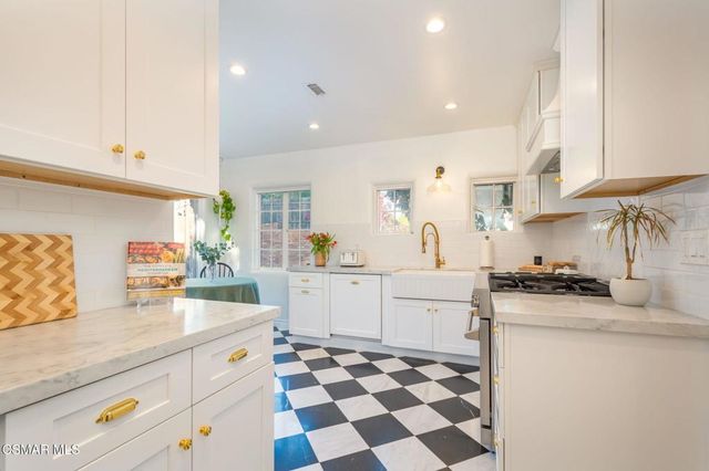 975 Loma Vista Place, Santa Paula, CA 93060