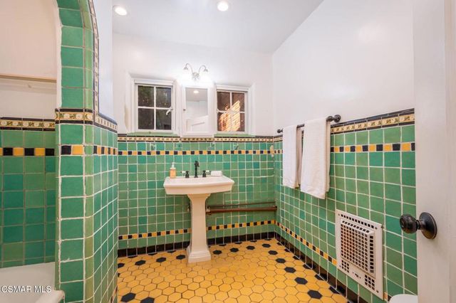 975 Loma Vista Place, Santa Paula, CA 93060