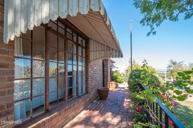 975 Loma Vista Place, Santa Paula, CA 93060