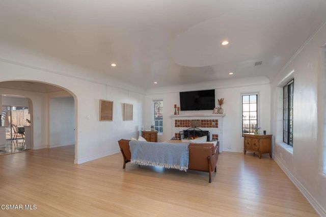 975 Loma Vista Place, Santa Paula, CA 93060