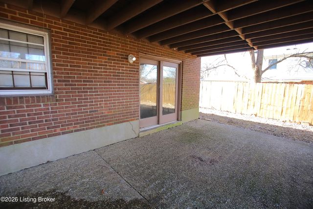 9323 Willowwood Way, Louisville, KY 40299